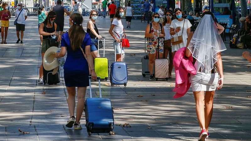Las nuevas restricciones por los rebrotes provocan una segunda oleada de ERTES a la espera del cobro de los primeros - RTVE.es - Telediario 1 | Ver