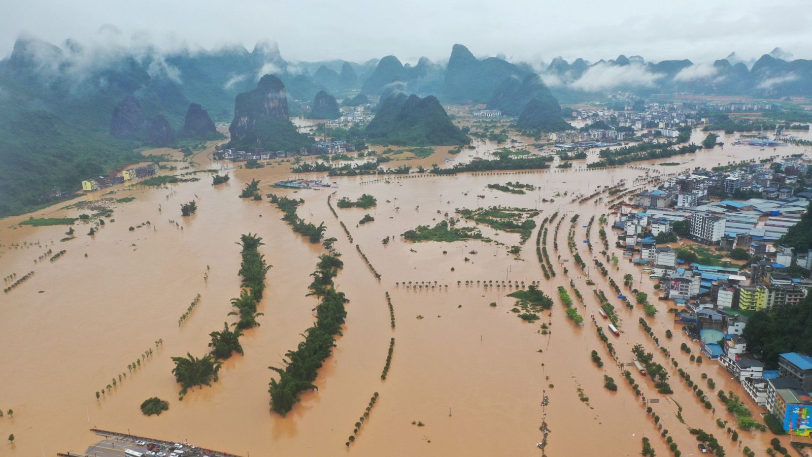 Grandes inundaciones en China dejan al menos 145 muertos
