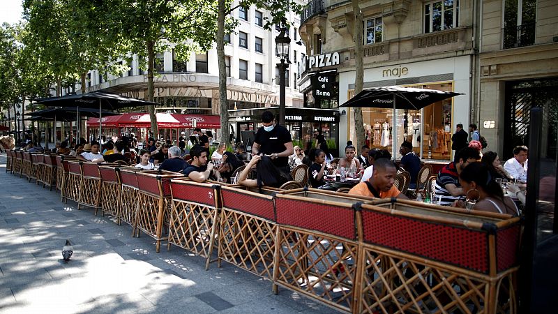 Francia prohibirá calentar las terrazas y otros espacios exteriores por el despilfarro energético