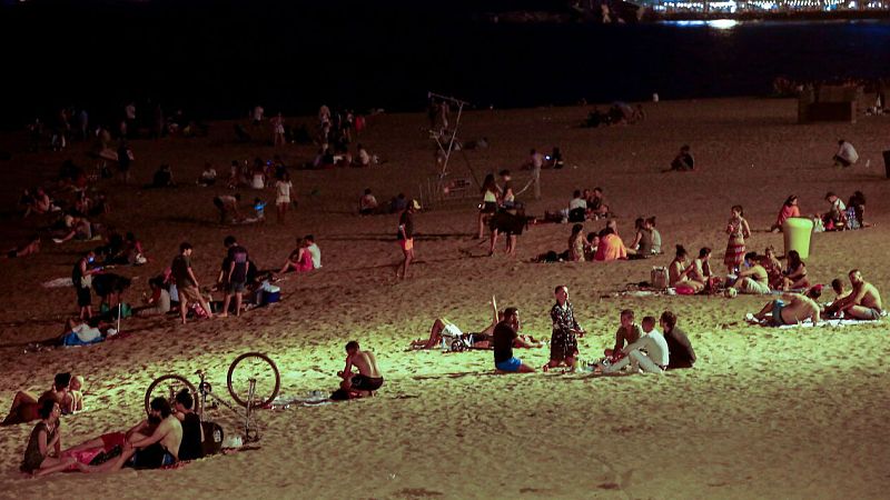 Cataluña anuncia sanciones de hasta 15.000 euros para los botellones en la calle - RTVE.es - Telediario 1 | Ver