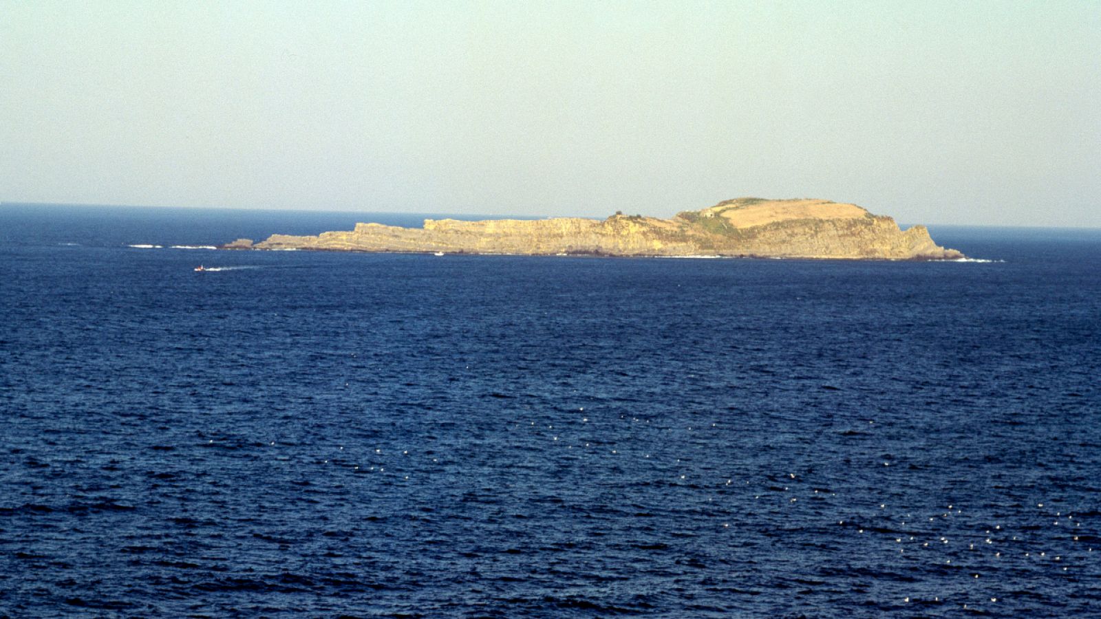 España Directo - ¡Visitamos la Isla de Ízaro desde la costa vasca con La Ventu!