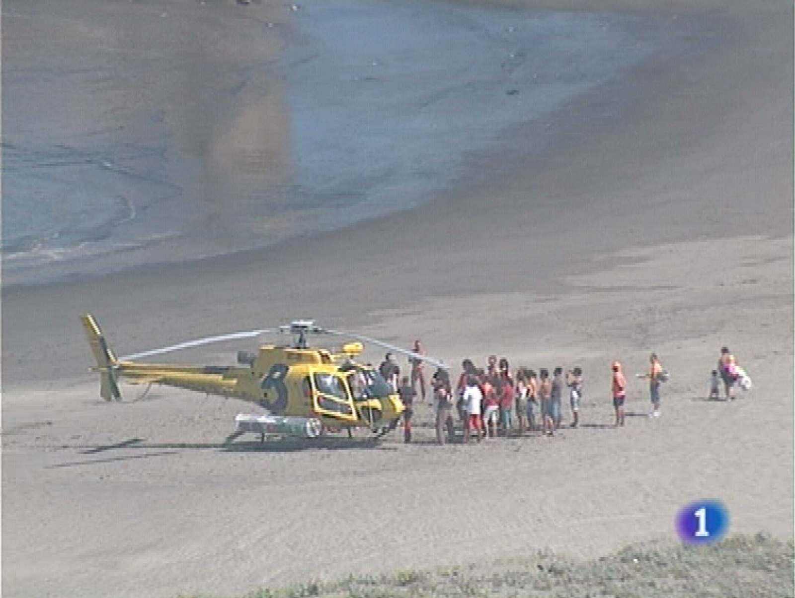 Los miembros del equipo de  salvamento de Bomberos de Asturias realizan prácticas, cada semana, en distintas playas del Principado, para mejorar el uso del helicóptero y del resto de los medios de rescate. Esta vez lo han hecho en la playa del Sablón de Bayas, en el municipio de Castrillón.La portavoz del Gobierno del Principado tercia en la polémica sobre el AVE y dice que sería irresponsable dar fechas sobre su llegada a Asturias sin contar aún con los proyectos. Asegura que una vez que se inicie la obra, ésta será imparable.