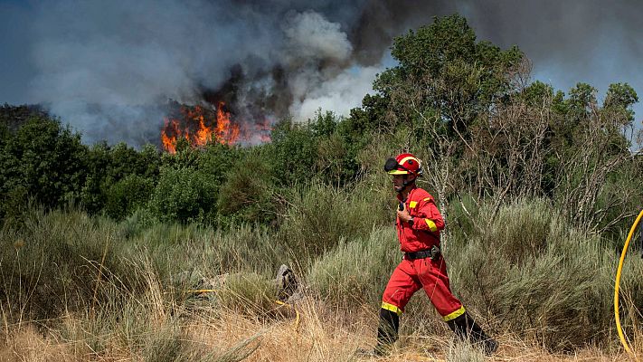 Telediario 1 - Un incendio sin control amenaza San Vicente de Monterrei, en Ourense