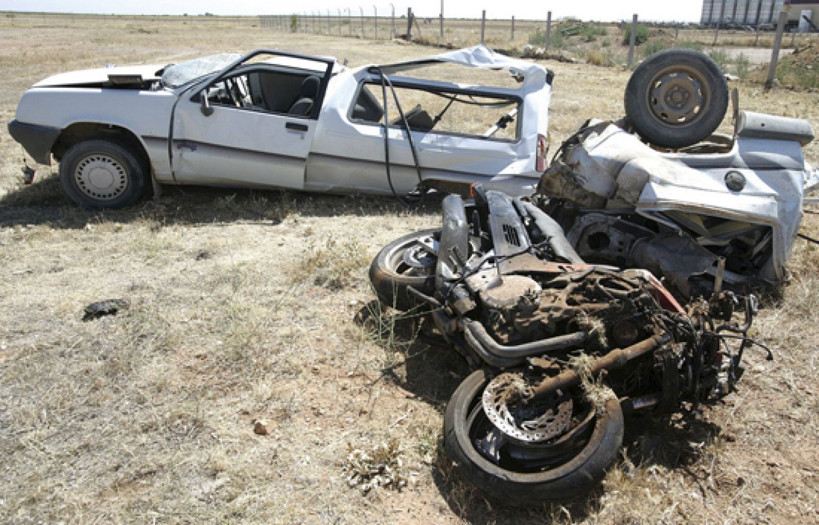 Tres personas han muerto al chocar una moto y una furgoneta