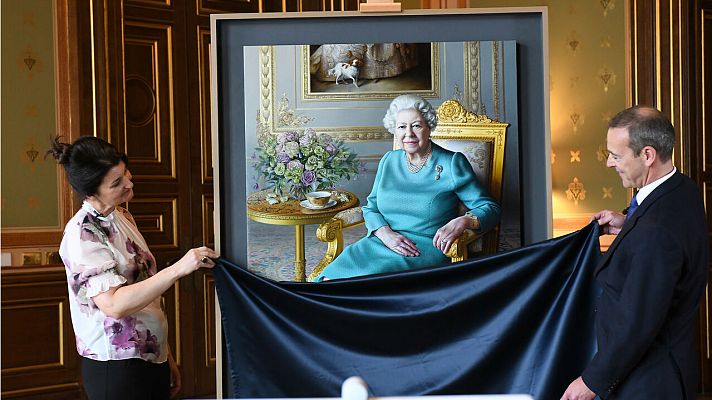  Miriam Escofet pinta un retrato de la reina Isabel II