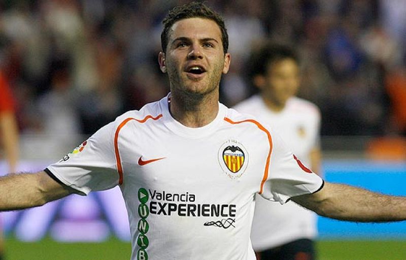 El presidente del Valencia se ha reunido este viernes con el padre y representante del jugador. Manuel Llorente ha asegurado que Juan Mata es intransferible y ha aplazado su renovación hasta que haya estabilidad accionarial en el club. 