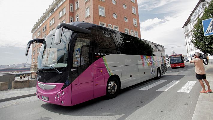 Especial Coronavirus - Ocho de los 33 integrantes del Fuenlabrada que han recibido el alta en A Coruña abandonan el hotel