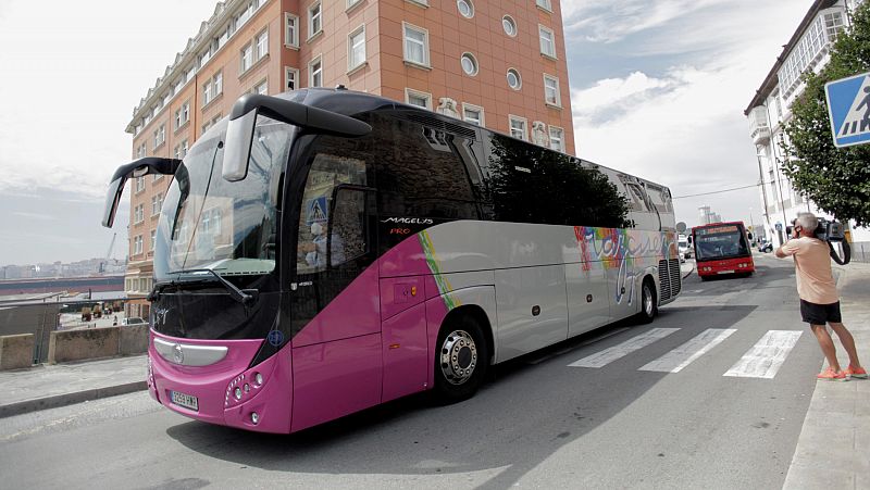 Vídeo: Ocho de los 33 integrantes del Fuenlabrada que han recibido el alta en A Coruña abandonan el hotel