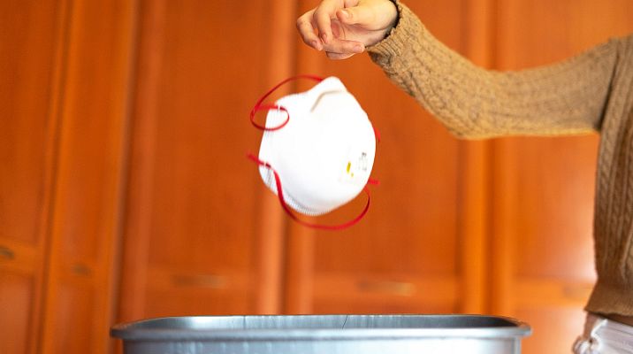 Telediario 1 - Los negacionistas rechazan el uso de la mascarilla y difunden noticias falsas