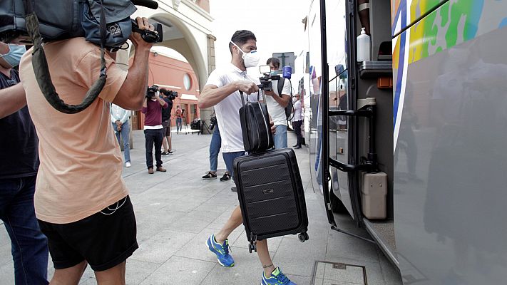 Telediario 1 - Los 33 integrantes del Fuenlabrada que han recibido el alta en A Coruña abandonan el hotel