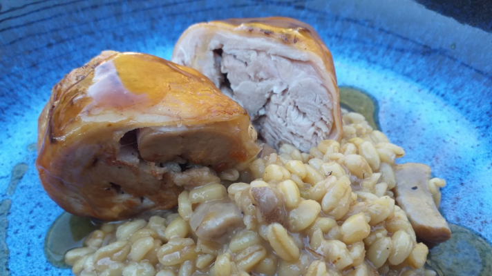 Receta de lechón con falso risotto de trigo y hongos