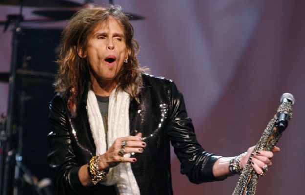 - Steven Tyler se cae del escenario