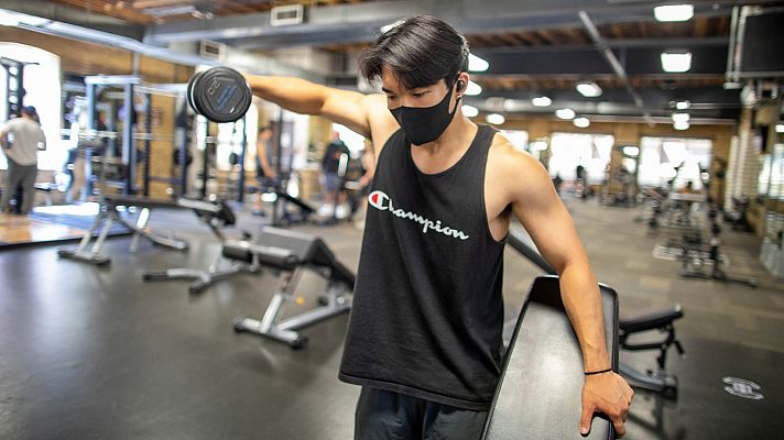 Telediario 1 - Los gimnasios  extreman las medidas higiénicas y de seguridad entre sus usuarios