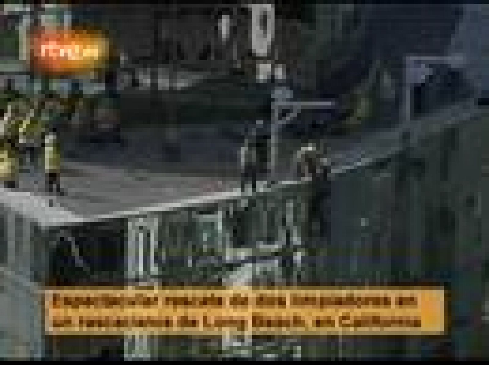 Los bomberos rescatan a dos limpiadores que trabajaban en un edificio de Long Beach, California | Ver