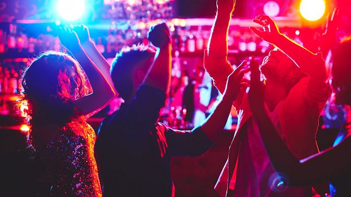 Telediario 1 - Investigan el evento en el que un DJ escupió alcohol al público en Málaga