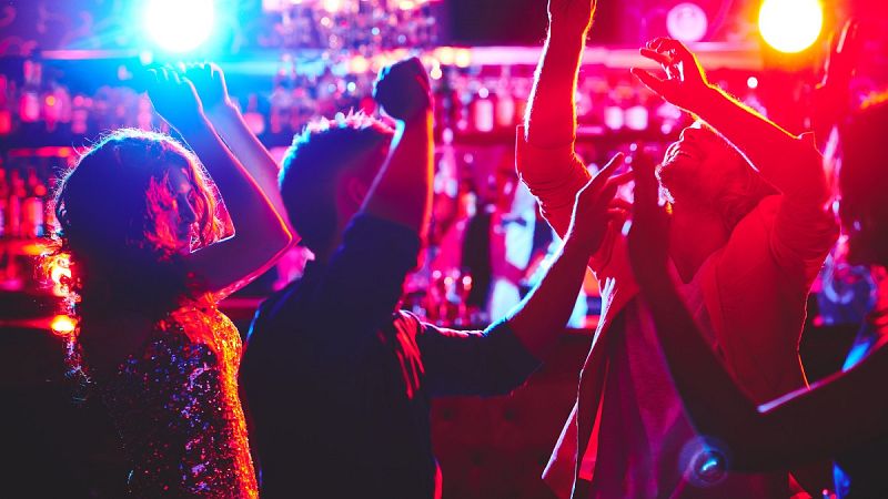 Investigan el evento en el que un DJ escupió alcohol al público en Málaga