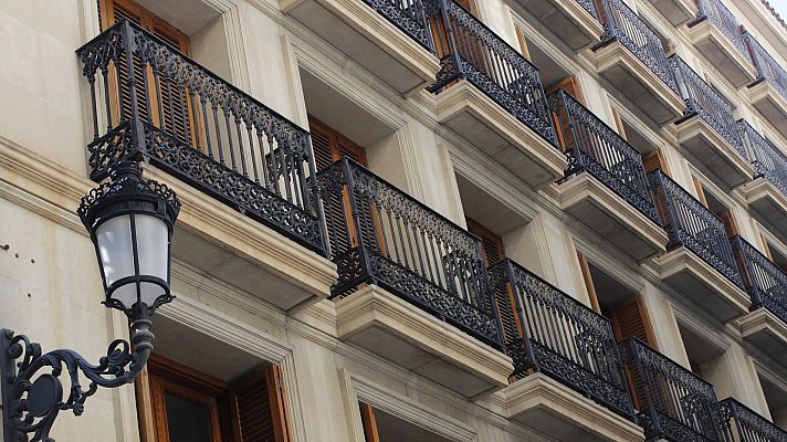 Telediario 1 - El desplome del turismo internacional reconvierte los "alquileres vacacionales" en "alquileres residenciales"