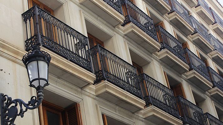 Telediario 1 - El desplome del turismo internacional reconvierte los "alquileres vacacionales" en "alquileres residenciales"