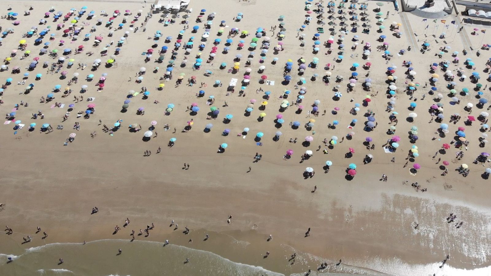 El coronavirus cambia la imagen de las playas españolas en agosto