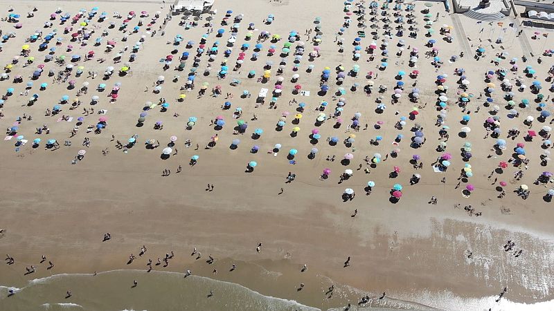 El coronavirus cambia la imagen de las playas españolas en agosto