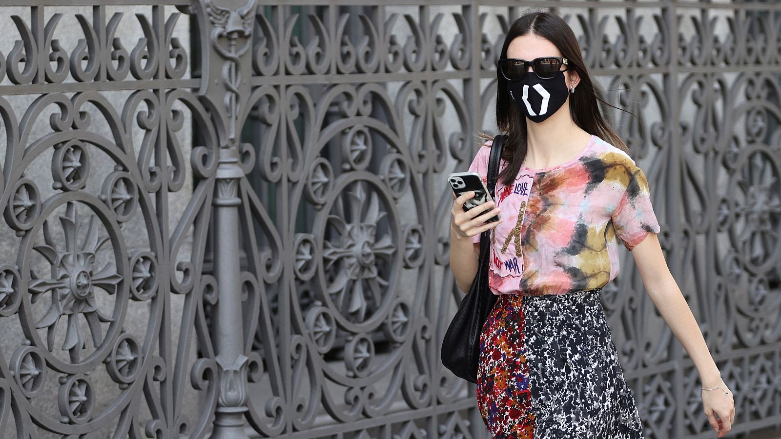 Coronavirus - Las mascarillas, un salvavidas económico para muchas marcas de moda - RTVE.es