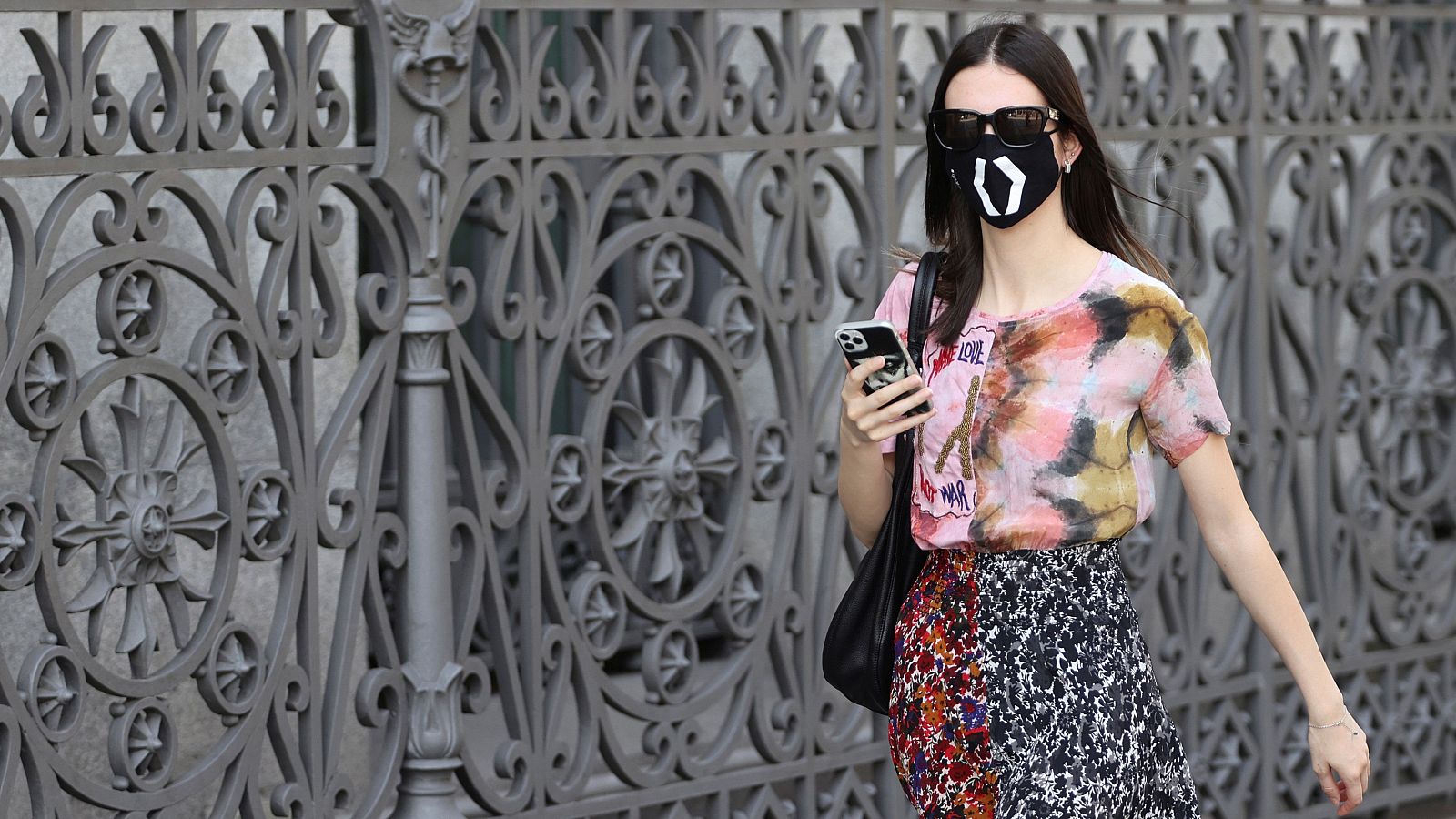 Coronavirus - Las mascarillas, un salvavidas económico para muchas marcas de moda - RTVE.es - Telediario 1 | Ver