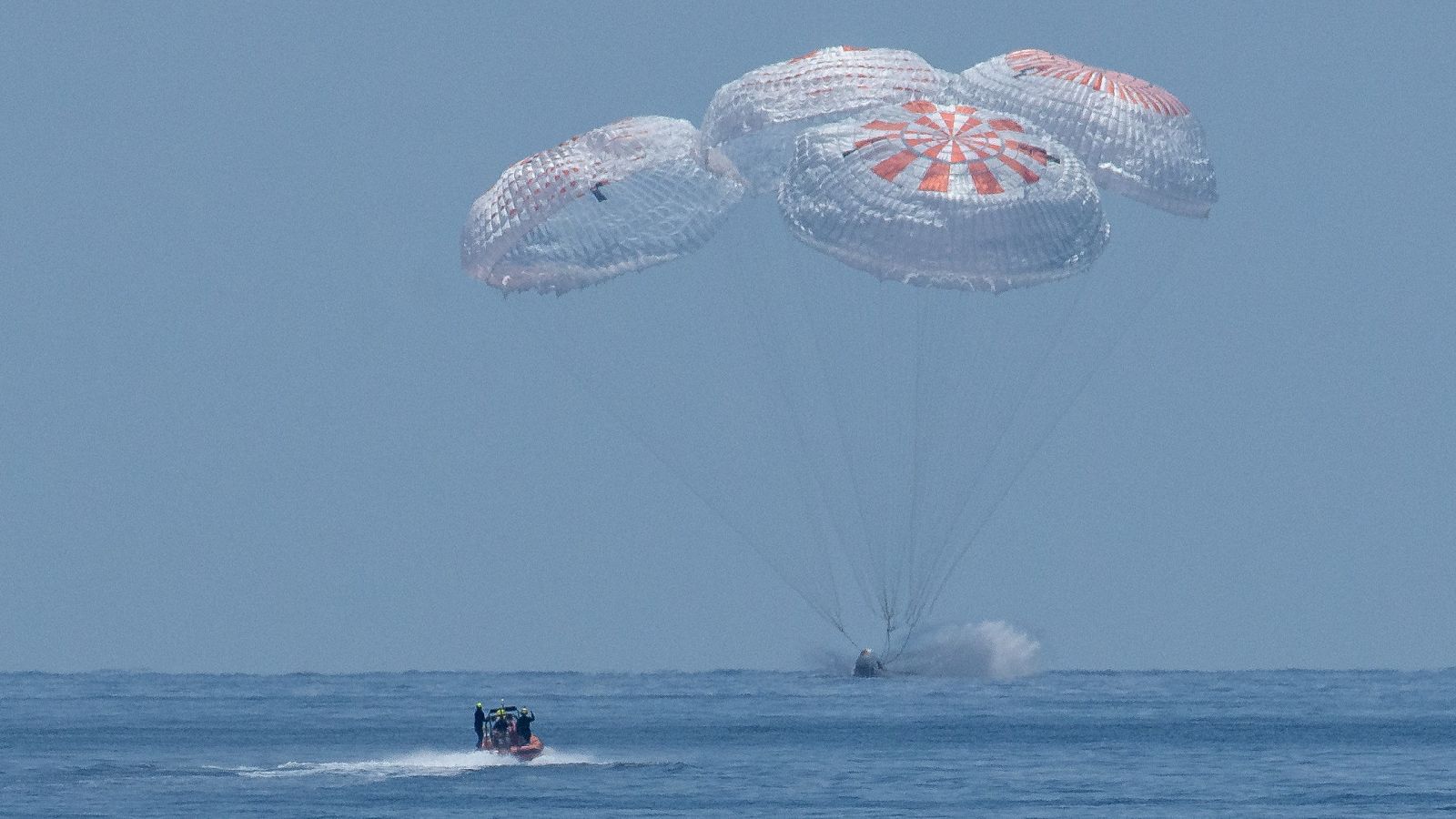 La nave Dragon Endeavour regresa a la Tierra desde la Estación Espacial Internacional - RTVE.es | Ver