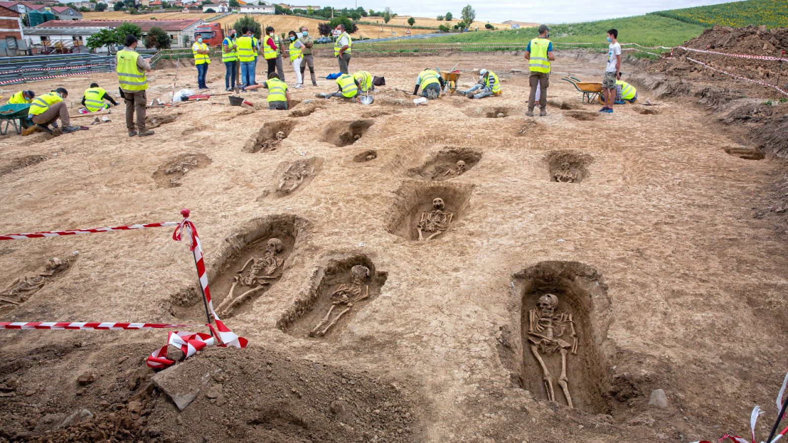 Telediario 1: Encuentran una necrópolis de la Edad Media en las obras de una autovía en La Rioja | RTVE Play