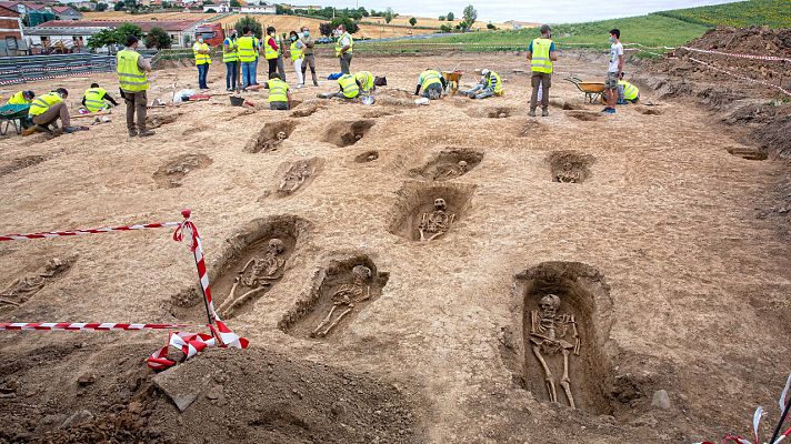 Telediario 1 - Encuentran una necrópolis de la Edad Media en las obras de una autovía en La Rioja