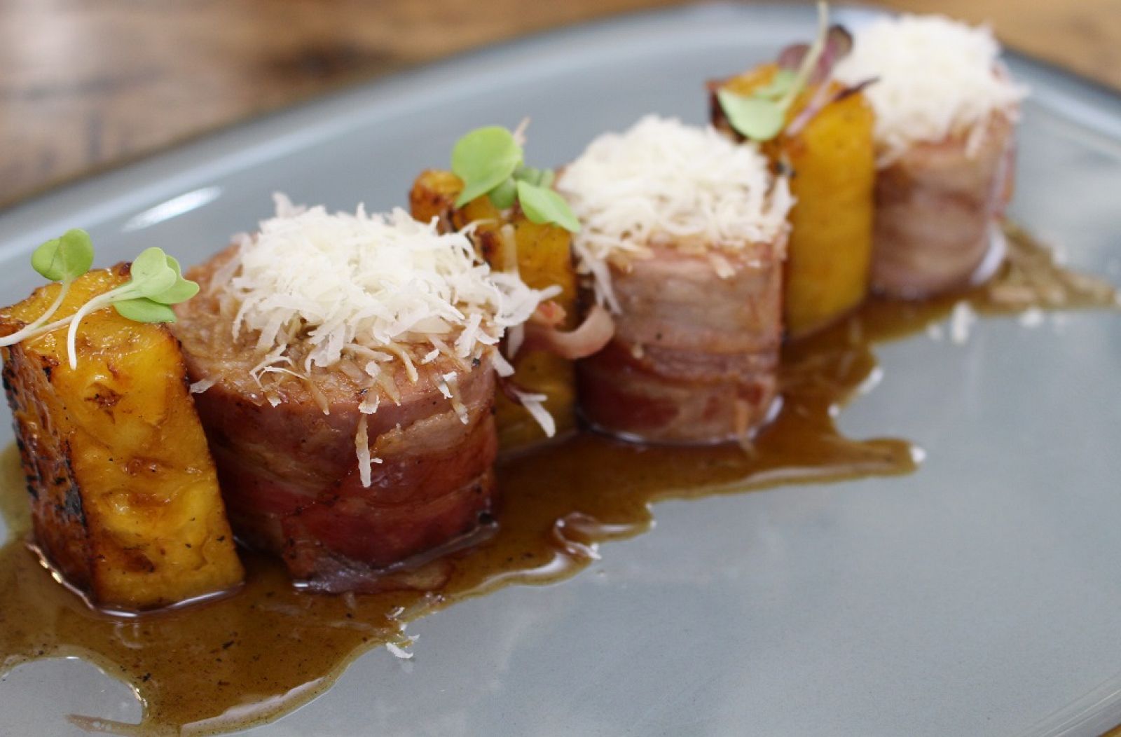 Solomillo ibérico con queso, piña y bacon | Ver