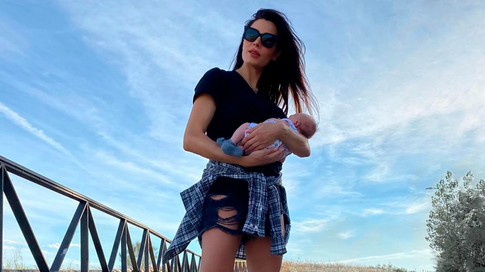 Pilar Rubio posa con su cuarto hijo con Sergio Ramos, Máximo Adriano | Ver