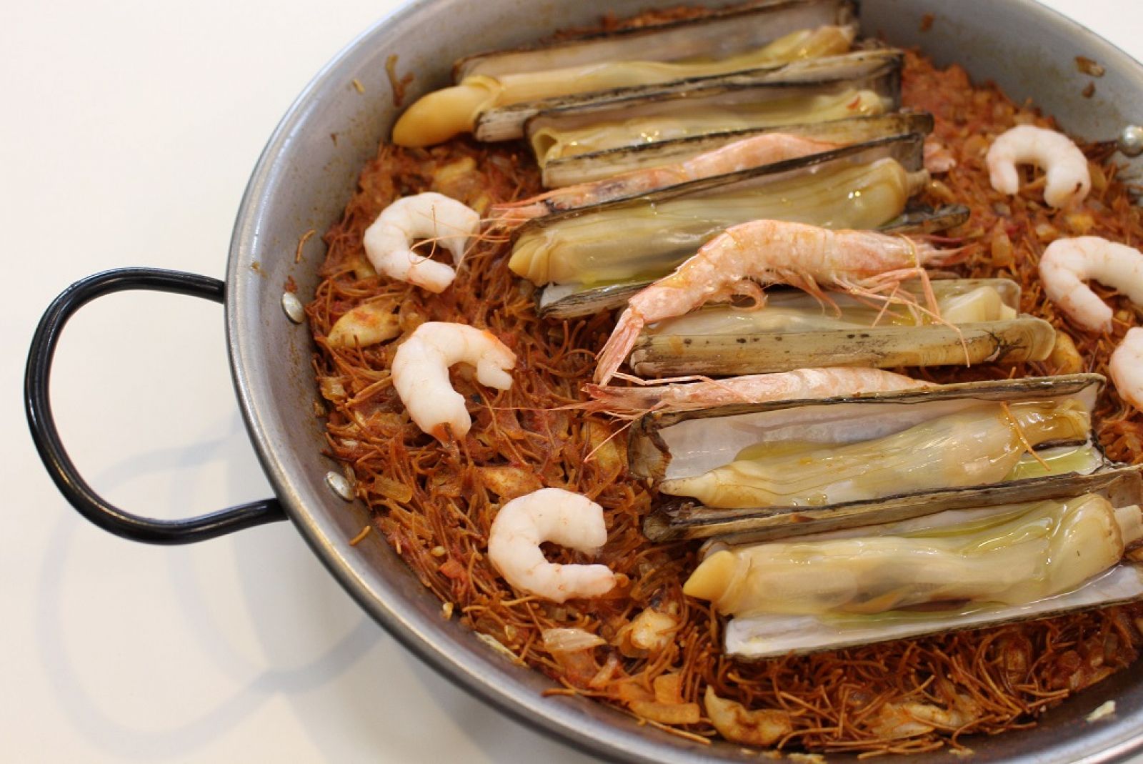 Fideuá de longuerones, chopitos y gambas