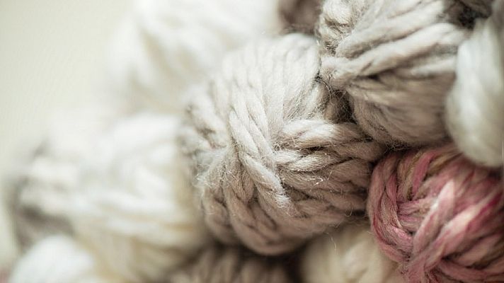 ¡Aprendemos a hilar lana con doña Úrsula!