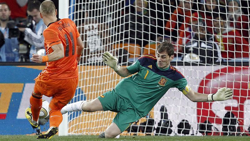 Fútbol - Telediario. Iker Casillas anuncia su retirada del fútbol - VER AHORA. 