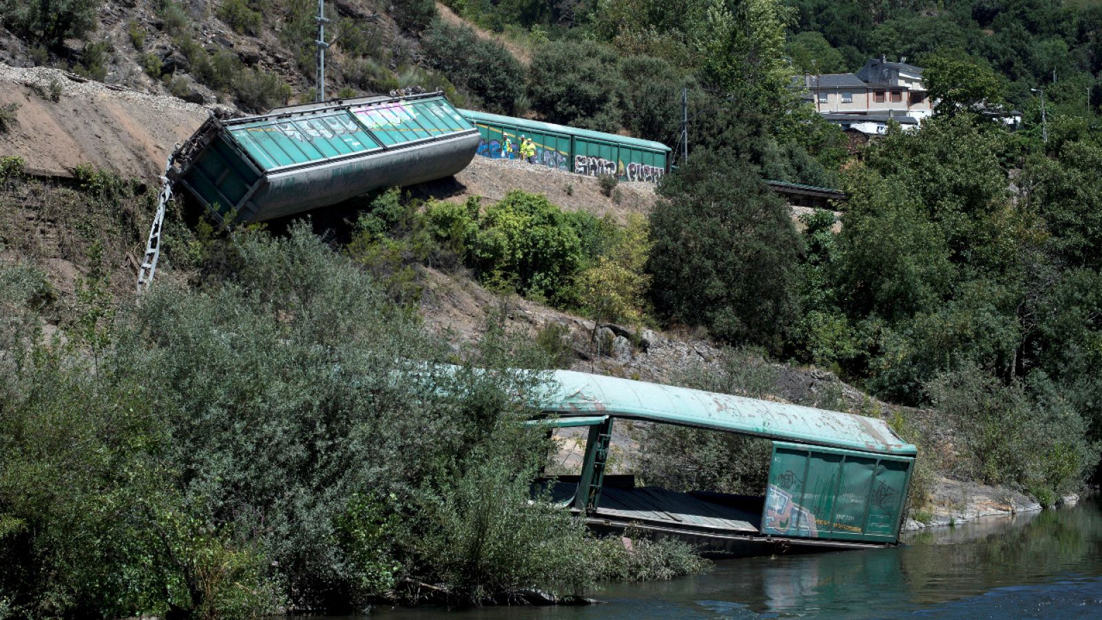 Telediario 1: Adif se enfrenta a sanciones por la caída de vagones de un tren descarrilado al río Sil | RTVE Play