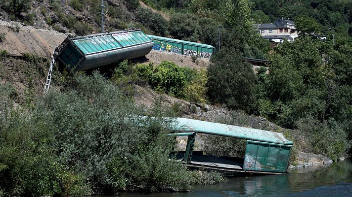 Adif se enfrenta a sanciones por la caída de vagones de un tren descarrilado al río Sil