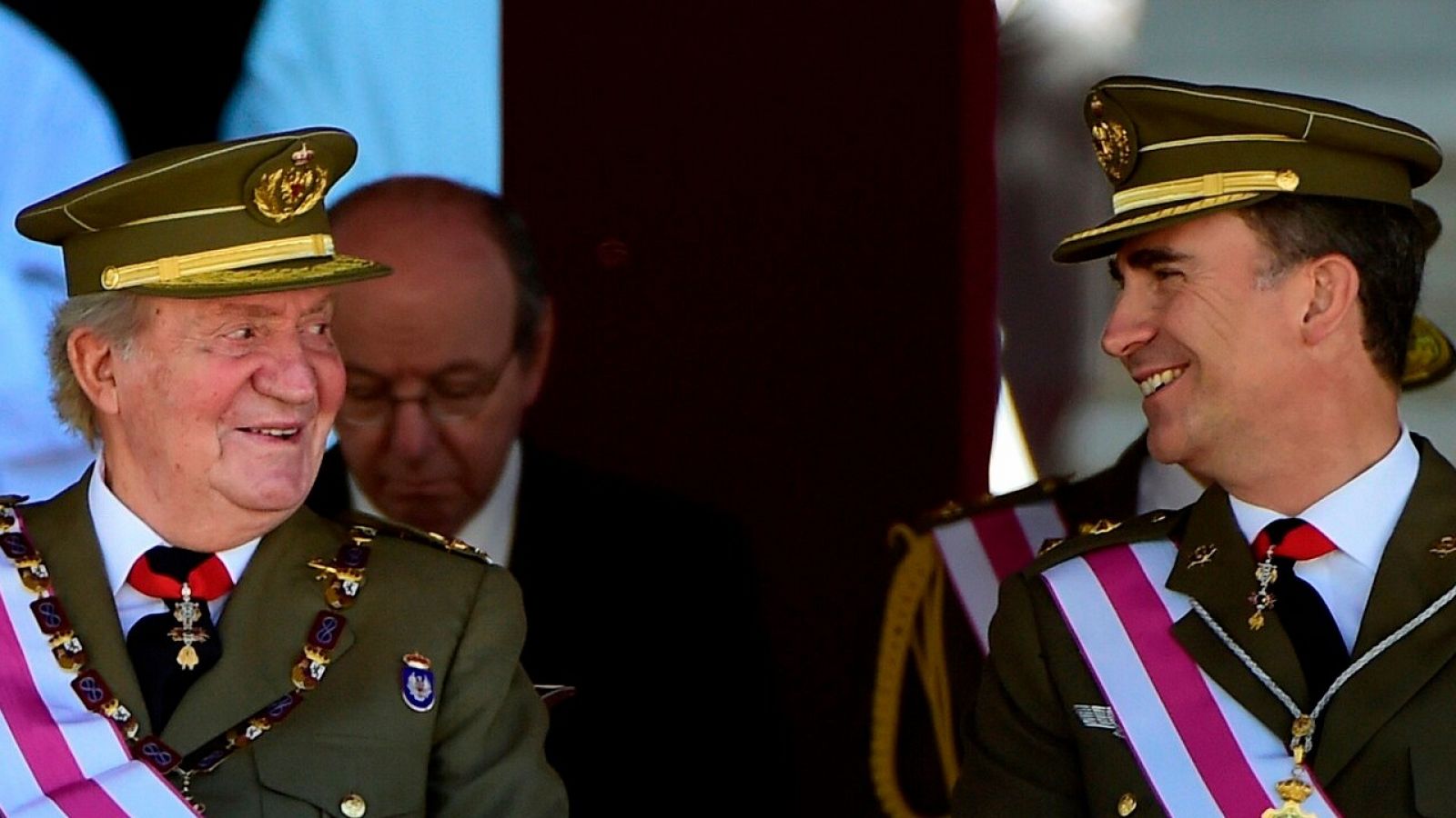 Felipe VI pactó con su padre en un encuentro su salida de España