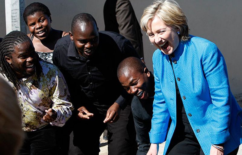 Hillary Clinton ha bailado en Sudáfrica con un coro local dentro de la gira que le lleva por varios países del continente. 