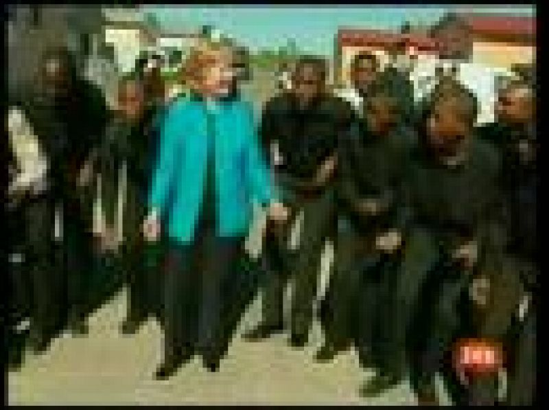 Hillary Clinton ha bailado en Sudáfrica con un coro local dentro de la gira que le lleva por varios países del continente. 