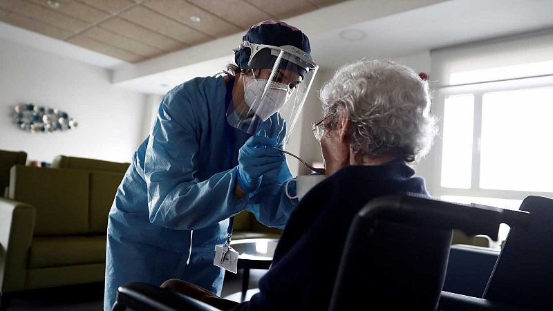 Los familiares de los ancianos de la residencia de Madrid donde ha fallecido una  persona y hay 47 contagiados se quejan de falta de información