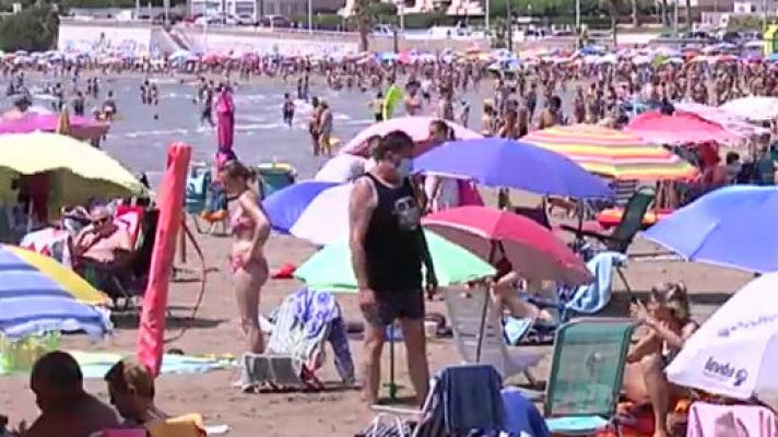 Oropesa multará con hasta 750 euros a los que cojan sitio en la playa dejando una sombrilla