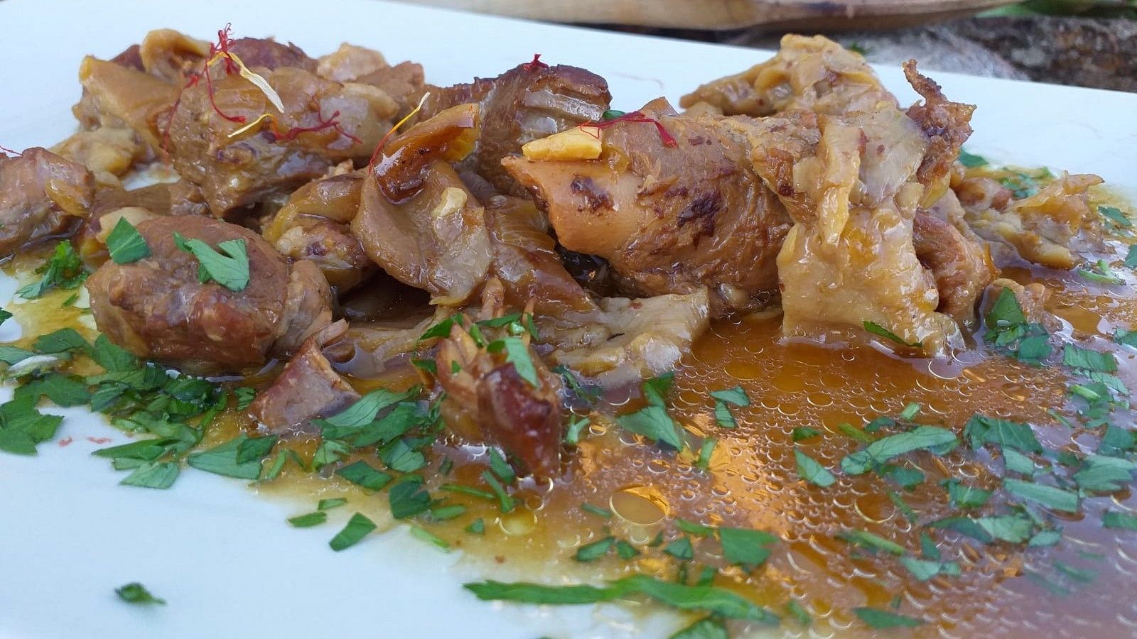 Receta de caldereta de cabrito con setas y miel | Ver