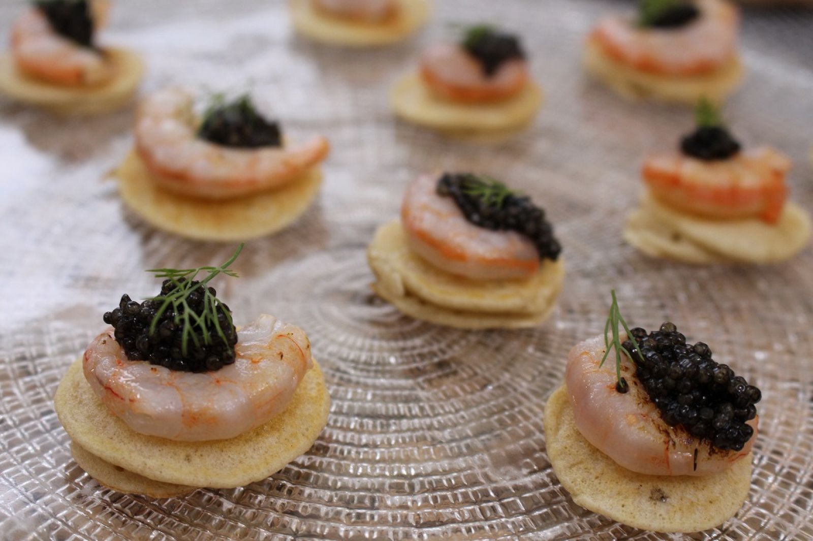 Receta de blinis con gambas al ajillo y caviar 