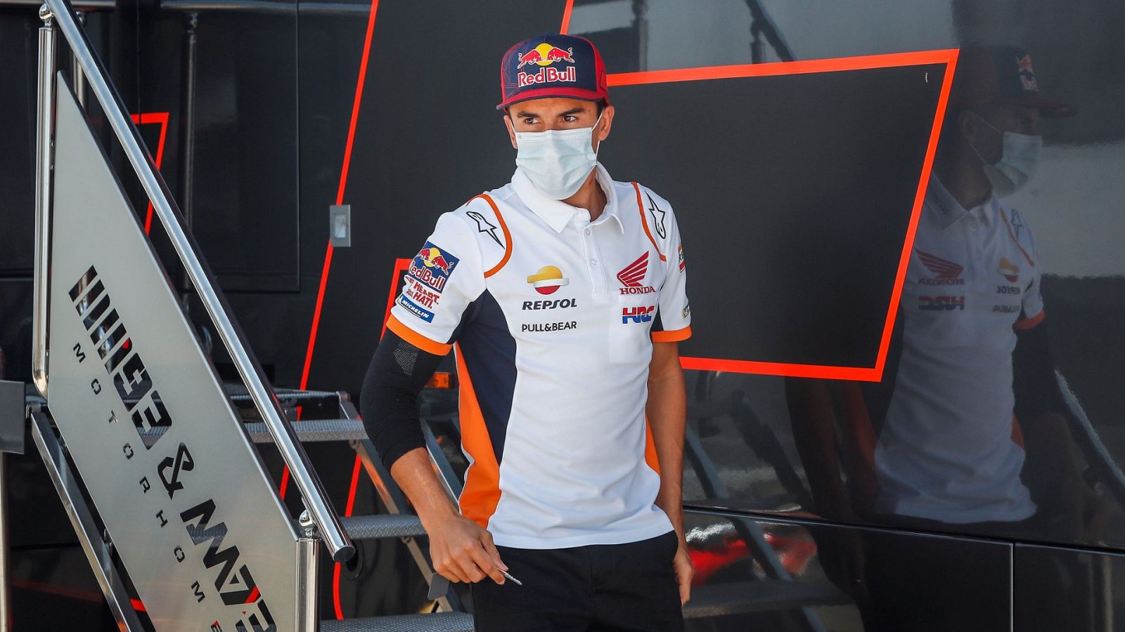 "Un mal gesto en casa abriendo un ventanal" fue el causante de la recaída de la lesión de Márquez