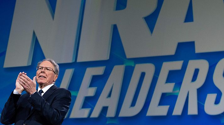 Telediario 1 - La Asociación Nacional del Rifle, acusada de desviar millones de dólares