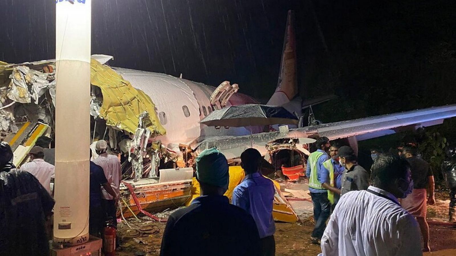 Accidente en India: un avión se estrella en el aterrizaje