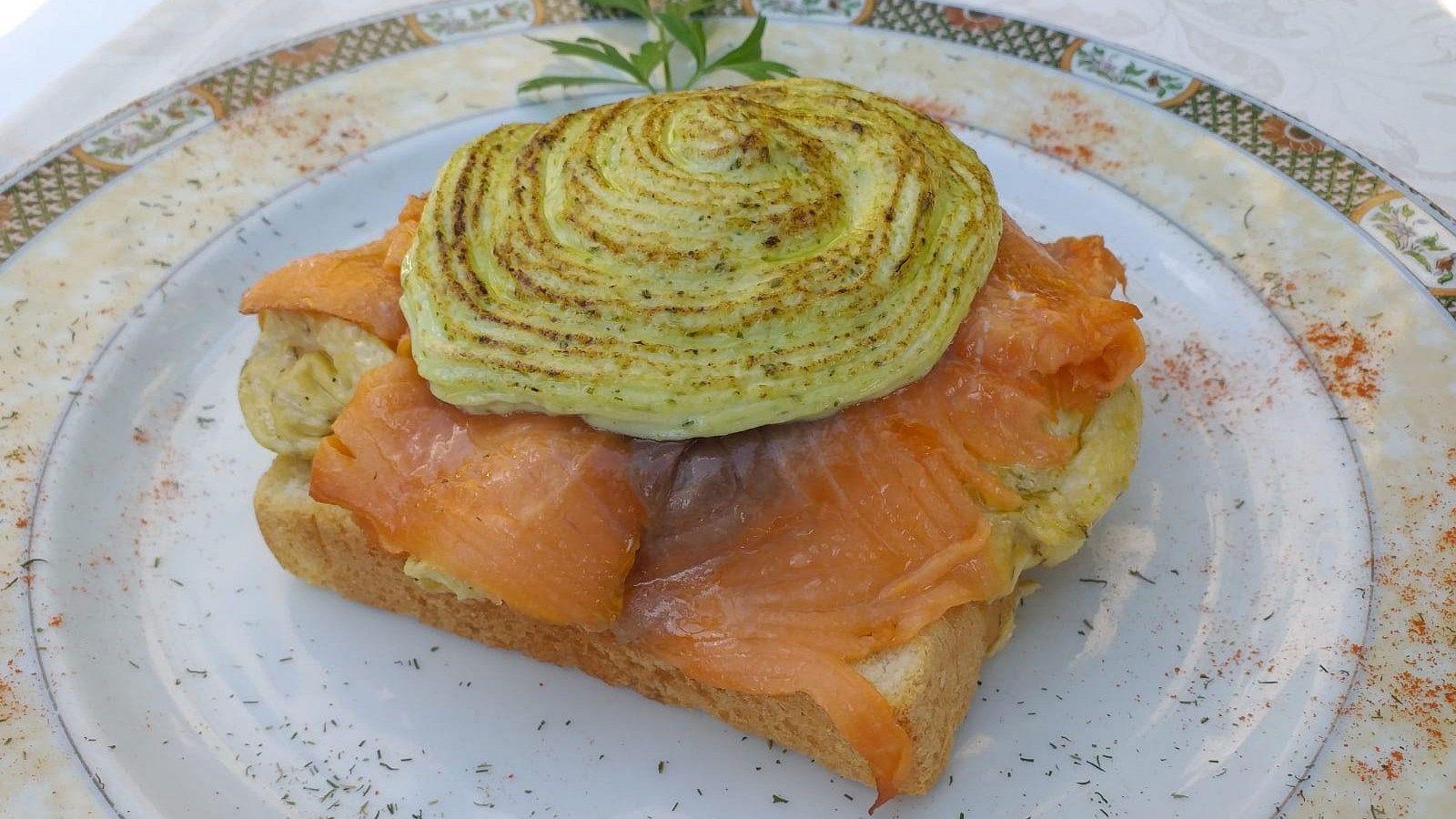 Receta de tosta de trucha ahumada con alioli y eneldo