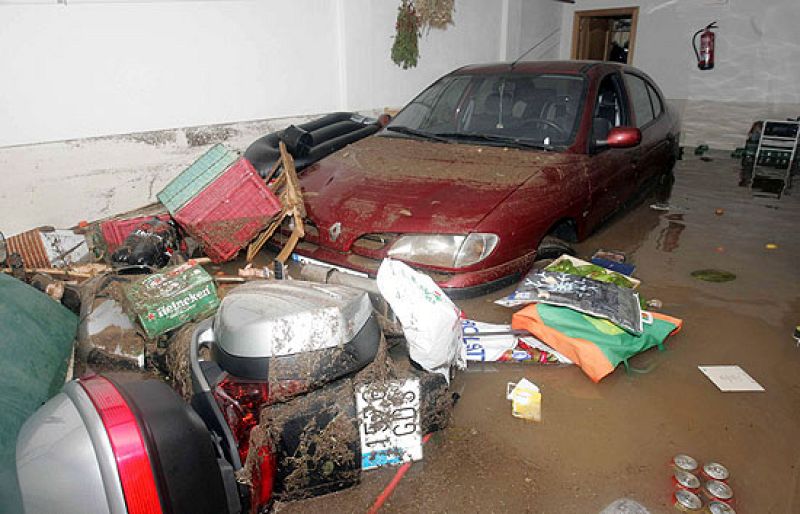 Las tormentas han obligado a la intervención de los bomberos en las Pedroñeras, en Cuenca, donde tuvieron que rescatar a 19 personas sorprendidas por una tromba de agua. En Ciudad Rodrigo, en Salamanca, las tormentas también han causado problemas.