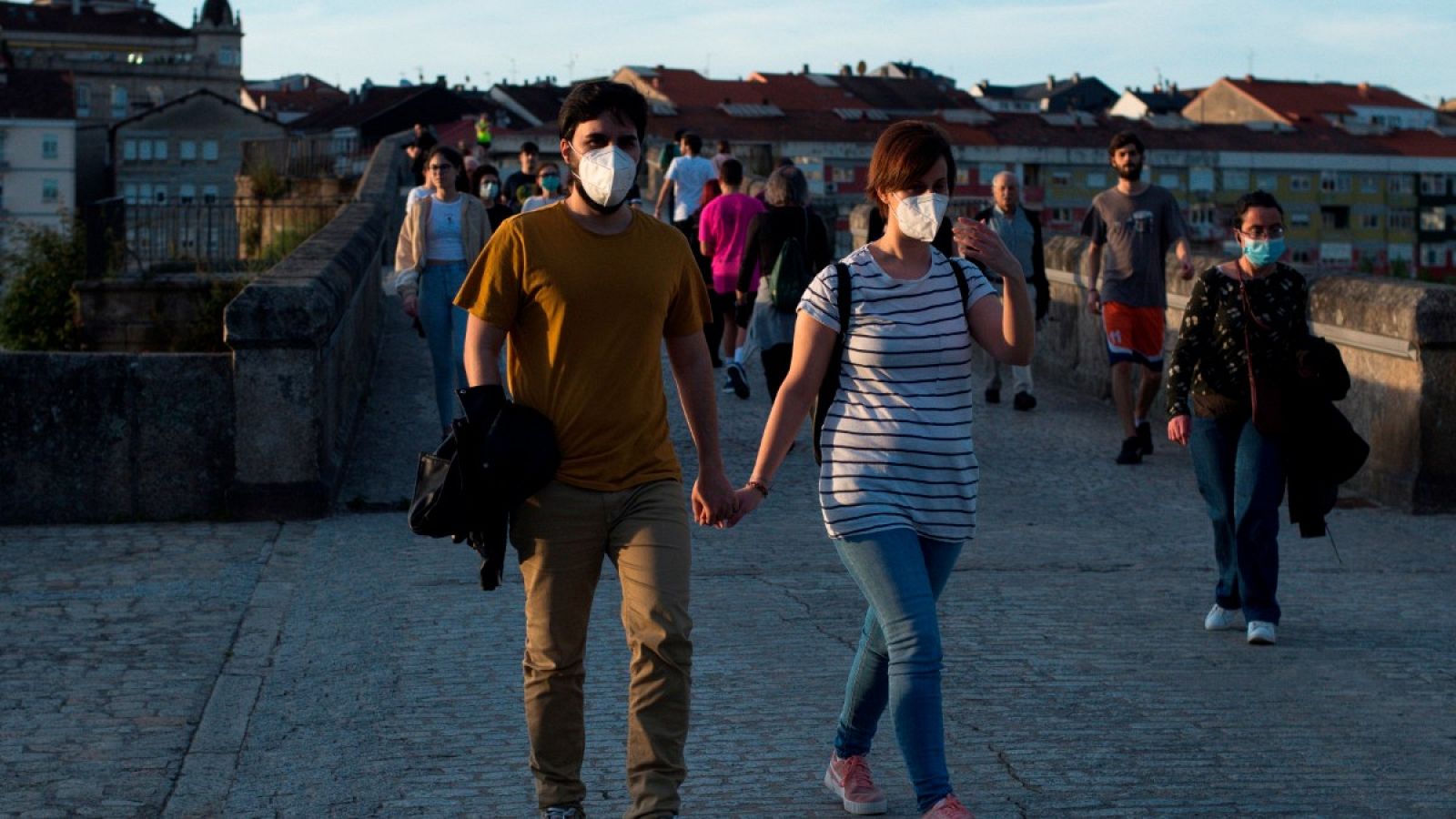 A Coruña cierra el ocio nocturno y prohíbe las visitas a residencias ante el aumento de contagios