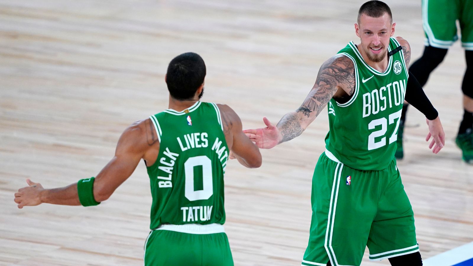 Celtics arrollan a los campeones; Nets y Magic, a playoffs